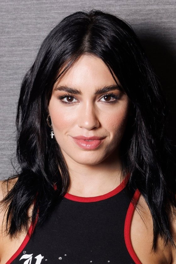 Lali Espósito as Roberta Espinosa in Flinderella