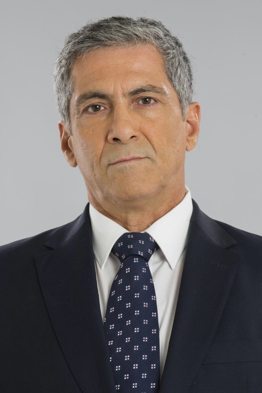 Nuno Homem de Sá as Nuno in Origens