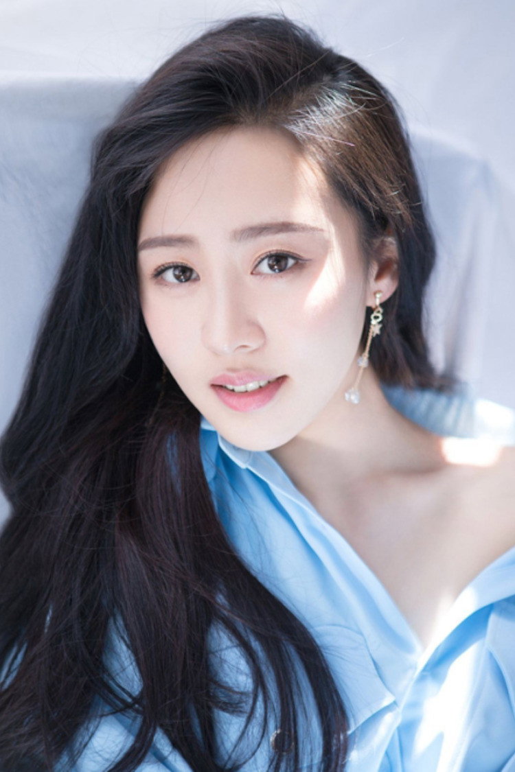 Zhao Lingbin as 叶菊花 in 区小队
