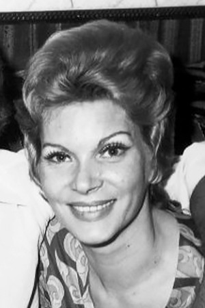 Kassi Janet as Singer in Κλαδική εραστών