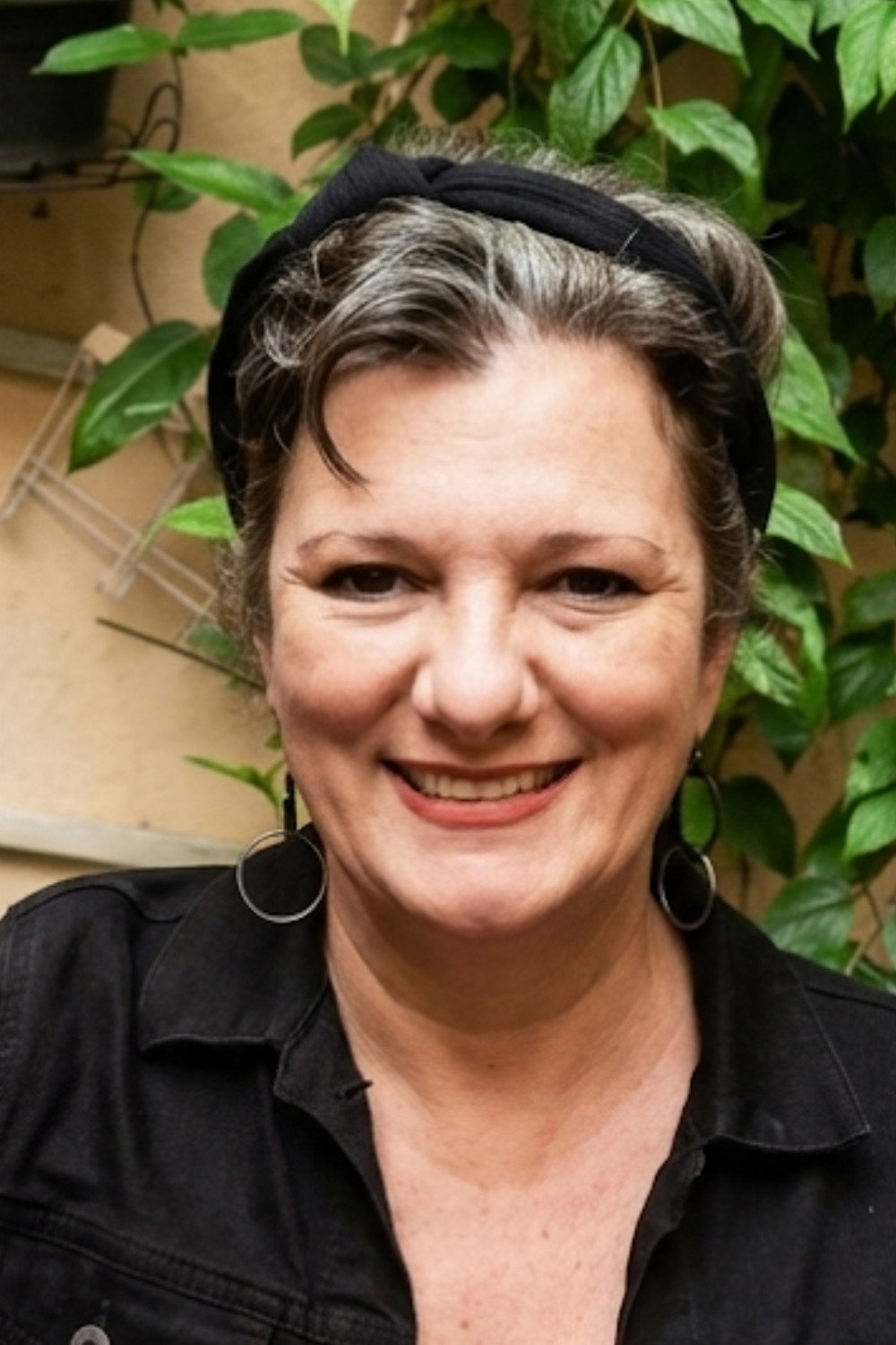 Magda Crudelli as Suzana / Vruja in Ilha Rá-Tim-Bum