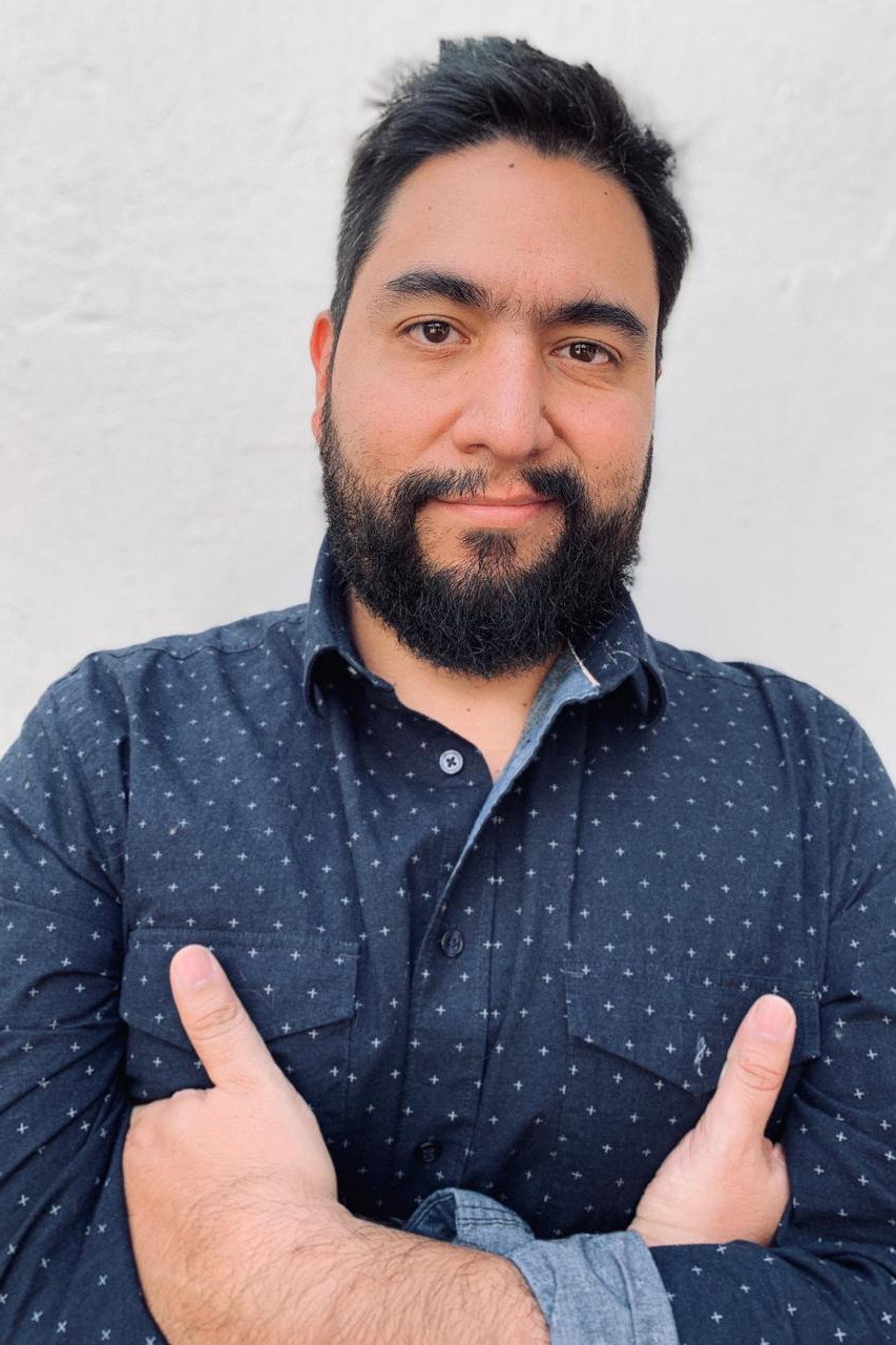 Daniel Garcia as Miguel in Enloqueciendo contigo