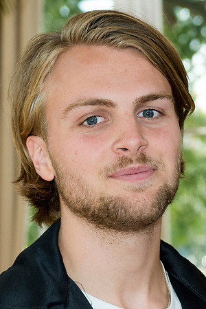 Rijk Hofman as Self - Host in Temptation Island