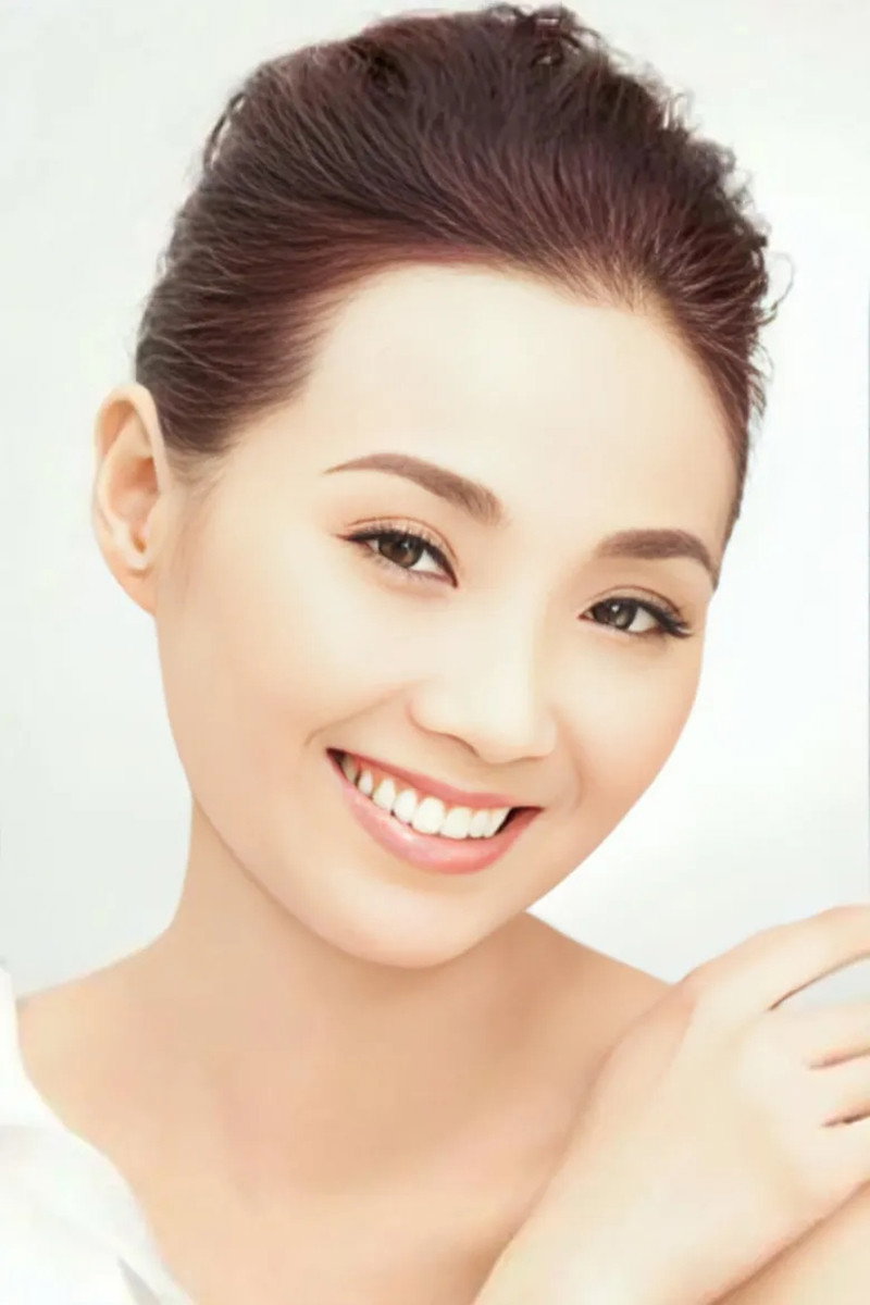 Maple Hui Chau-Yi as 张菊秋 in A Stage of Turbulence