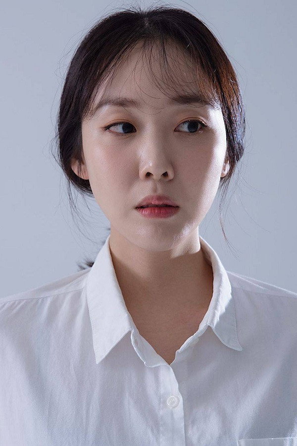 Lee Do-Kyung as Heo Jin-Kyeong in Noble, My Love