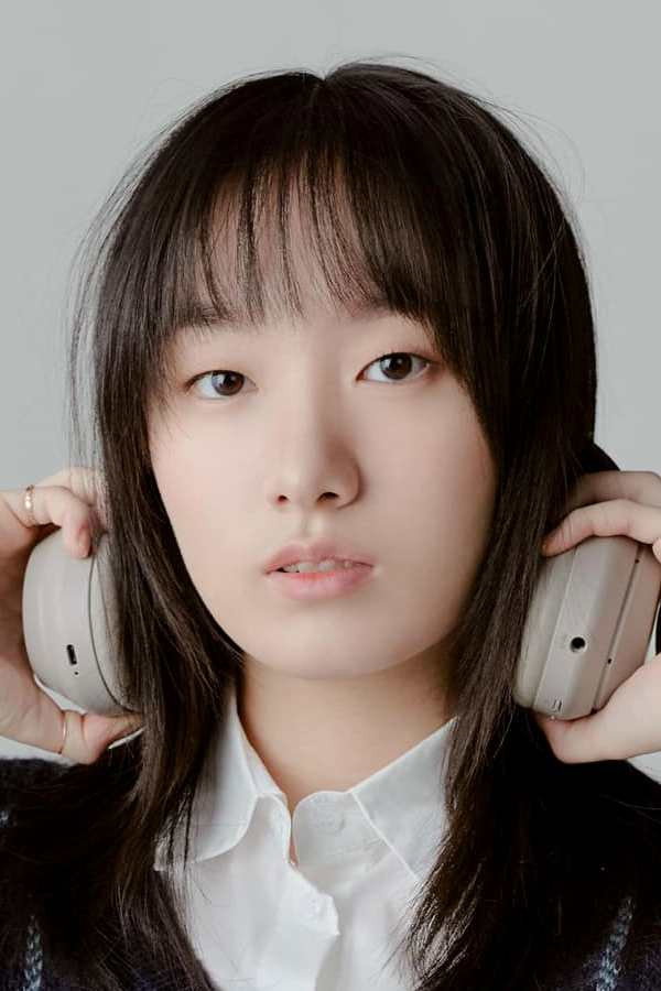 김푸름 as Su-jin in The Fin