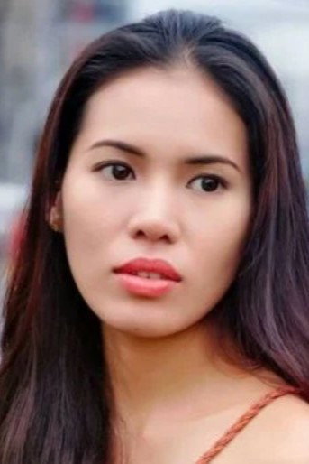 Chanel Latorre as Robin in The Deadline