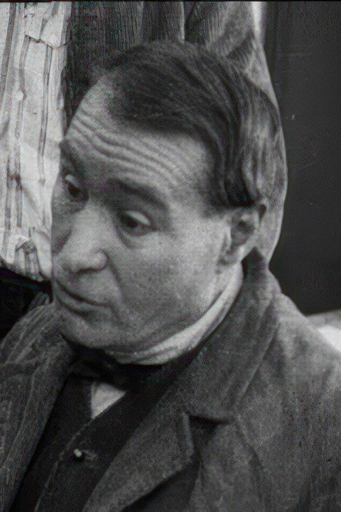 Max Charlier as Carletti in Le devoir d'abord