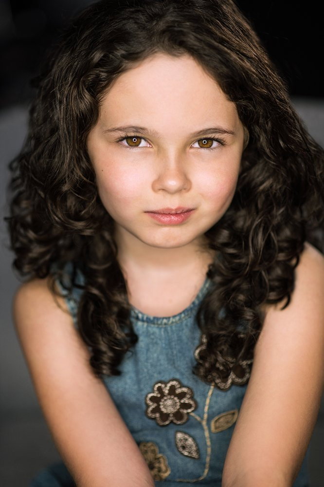 Lina Renna as Valentina in Mi Madre, My Father