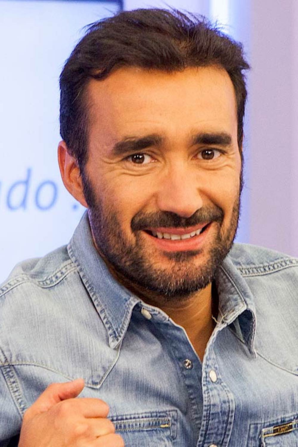 Juanma Castaño as Presentador in Cinco Tenedores