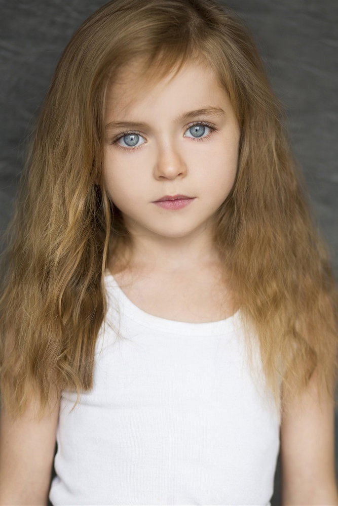 Saskia de Melo Dillais as Nora Kremer in La Forêt de mon père