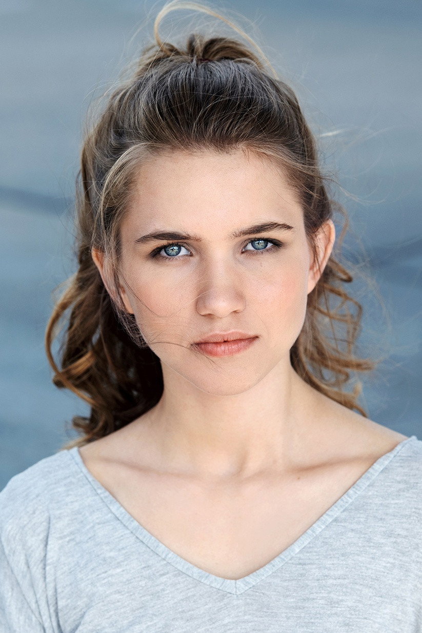 Anna-Lena Schwing as Maya Friedmann in Friedmanns Vier