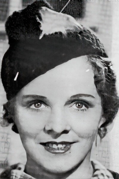 Madeleine Suffel as Noémie in Miquette