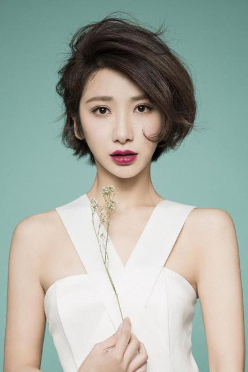 Hong Zilin as Reader in Curse of the Deserted