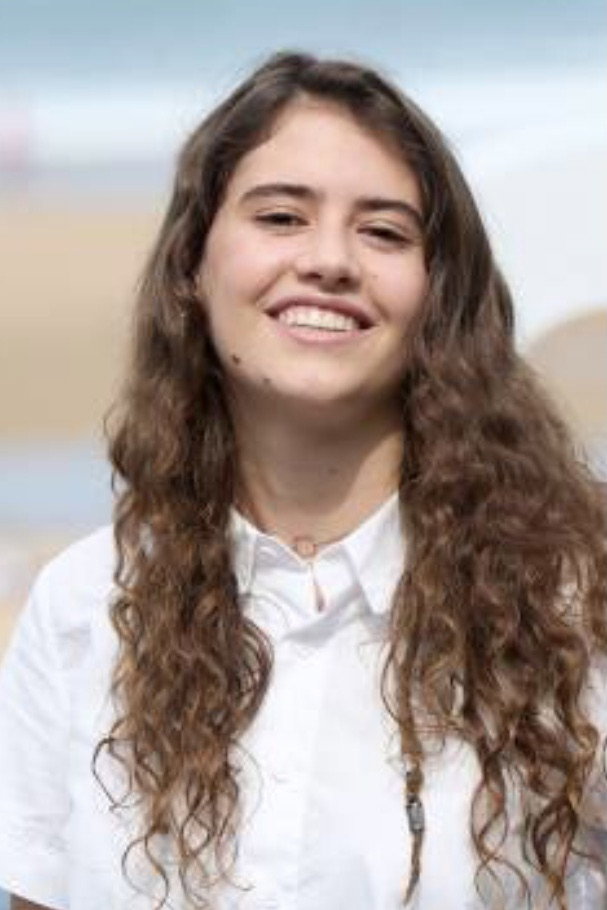 Candela Recio as Nuria in Un lugar de paso