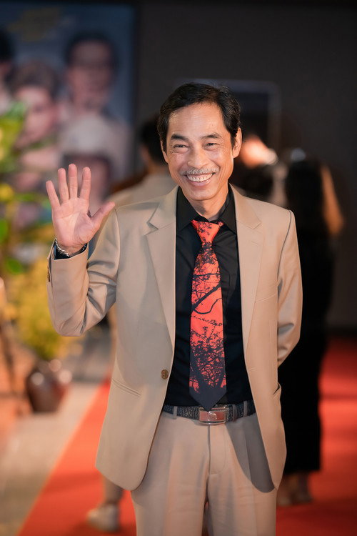 Viết Liên as Lão Hạc in Cậu Vàng