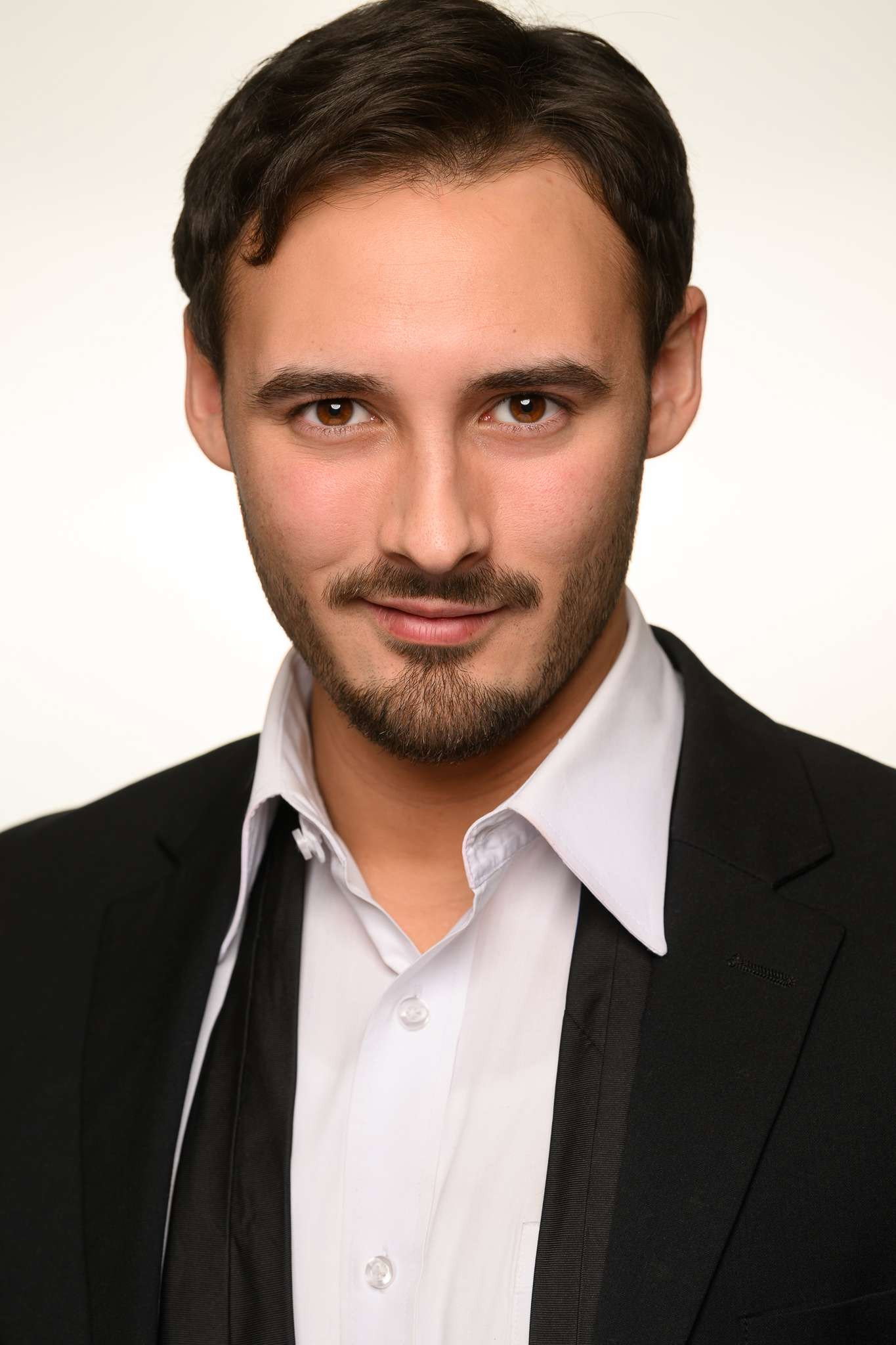 Nolan Winters as Leo in Dermatophagia