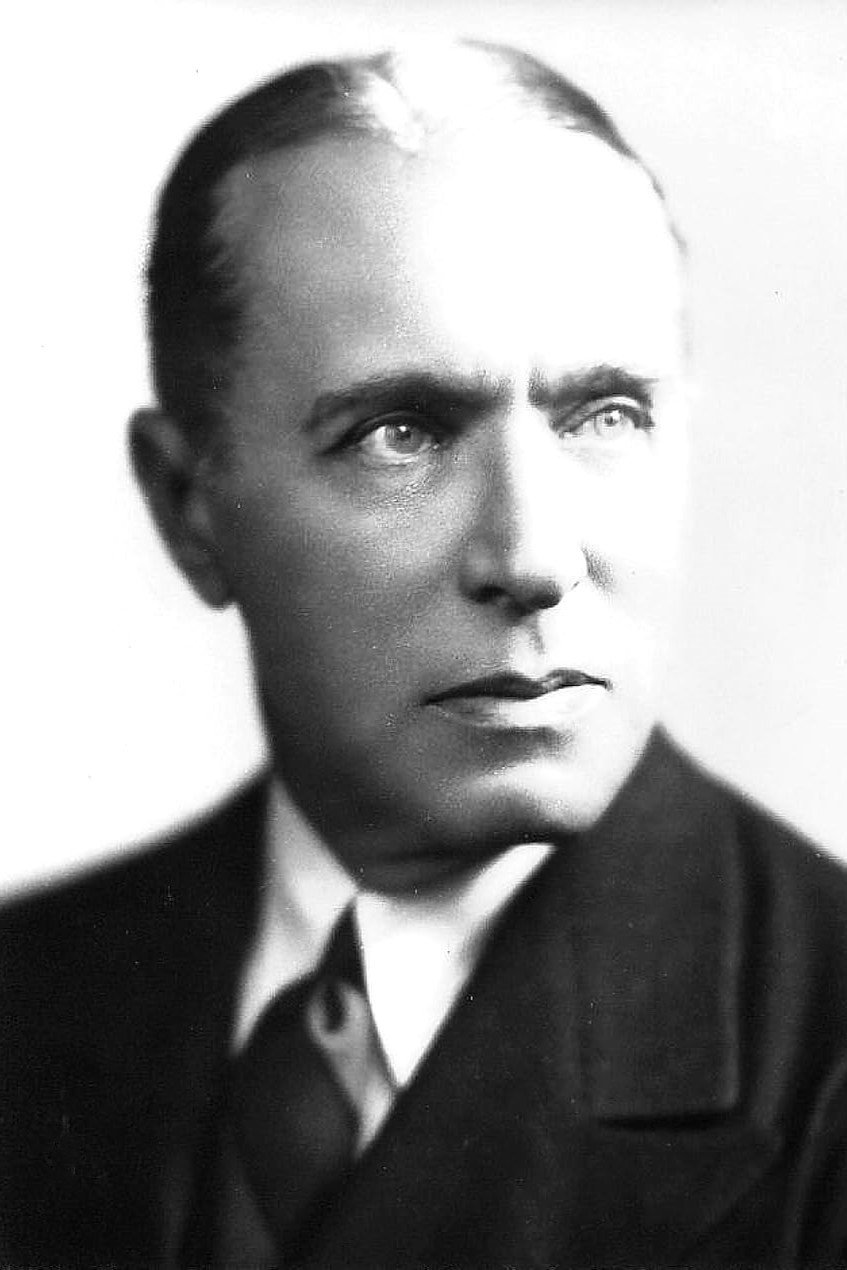 Frank Elliott as Lawrence Evringham in Jewel