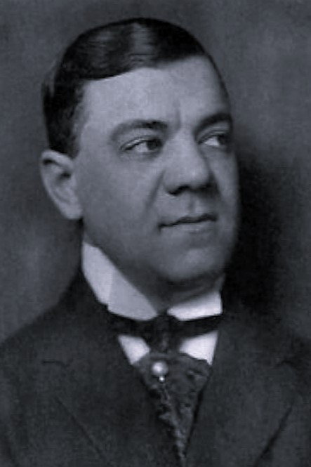 Victor Janson as Portier Zumm in Sieben Briefe