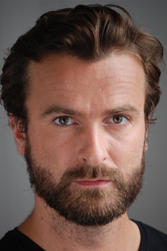 Amaury de Crayencour as Jonathan Balint in Soeurs