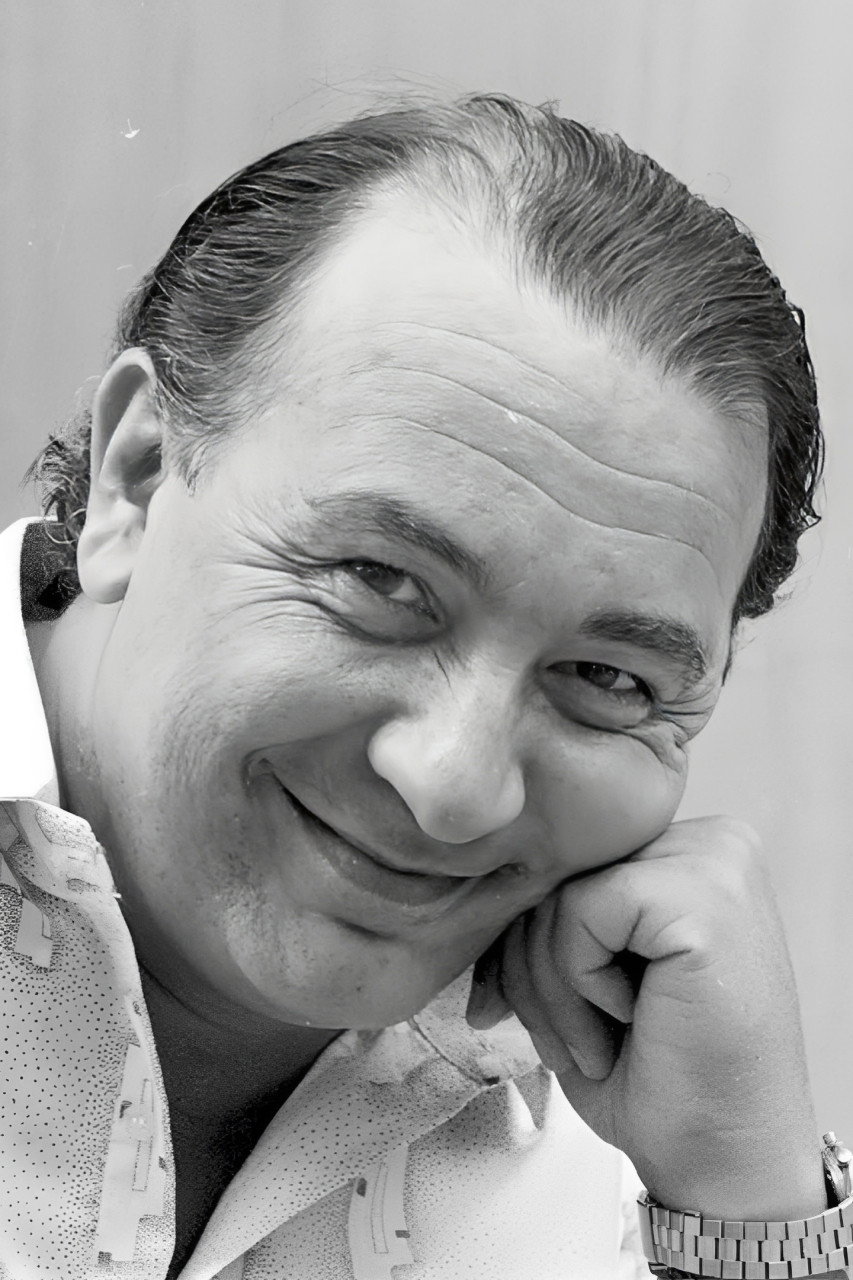 Sérgio Mamberti as Dr. Leonardo Pacheco in Dinheiro Vivo