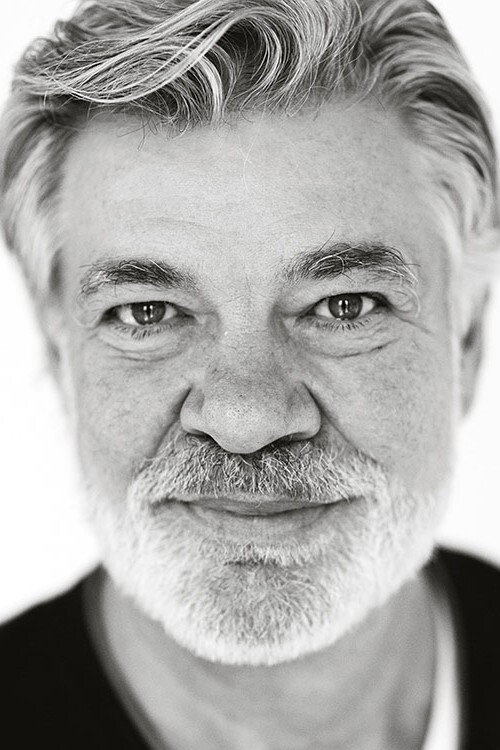 Matthew Kelly as Narrator (voice) in After They Were Famous