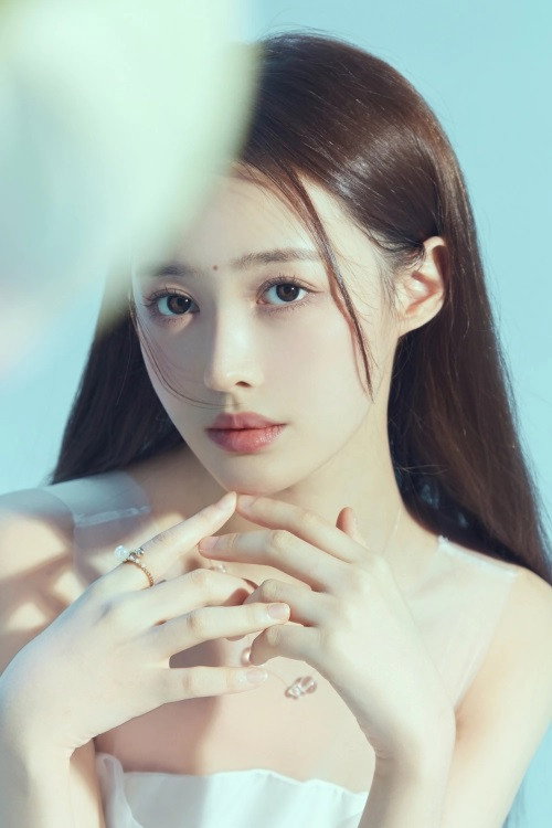 翟一青 as Bi Lian in Destiny of Love