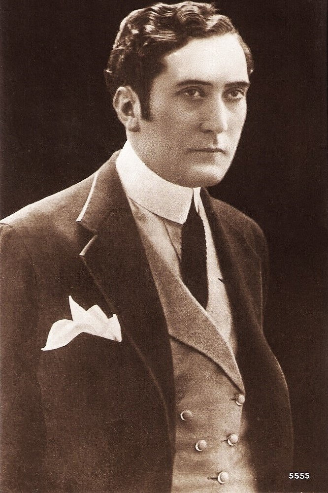 Mario Bonnard as Satana in Satan