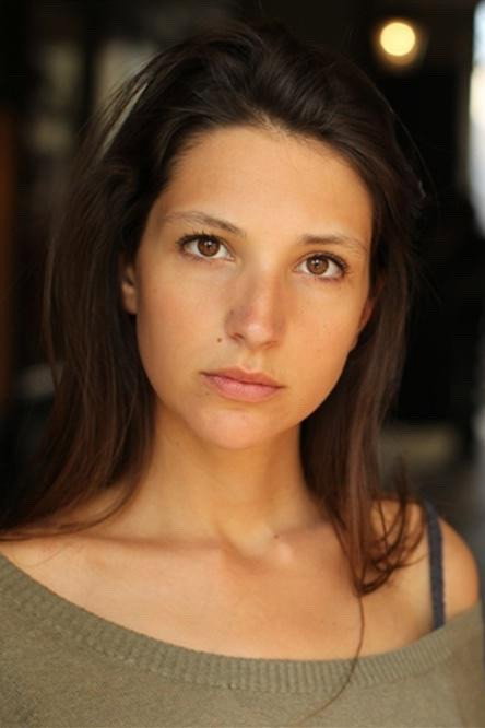 Julia Maraval as Eva in Irmão do Jorel