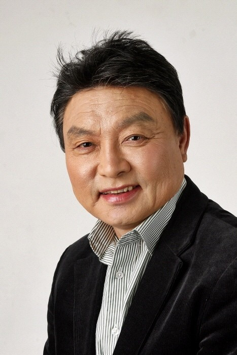 최주봉 as Shin Hae-Gu in Moodori