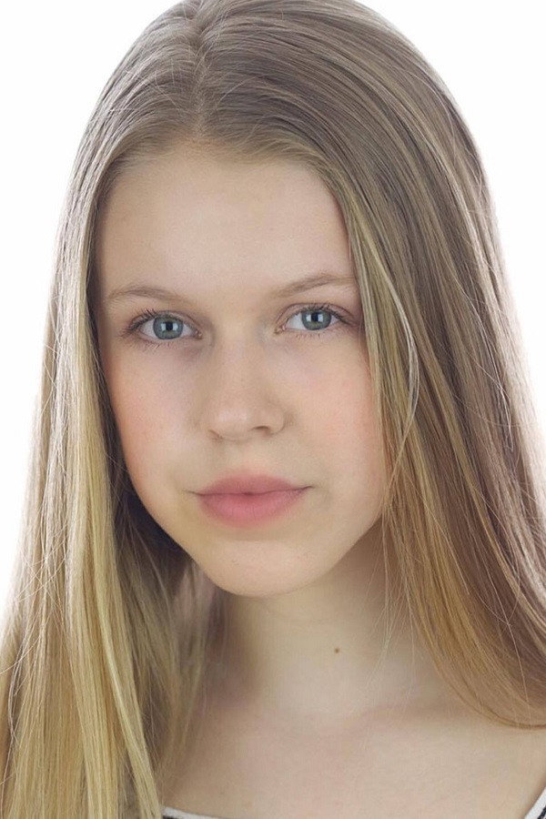 Annie Cusselle as Young Claire in Blank