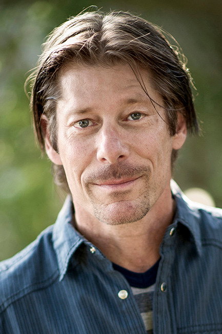 Kevin Scott Allen as Leon in En Avant