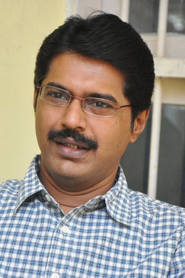 Subbu Panchu as Commissioner Vijaykumar in Settai