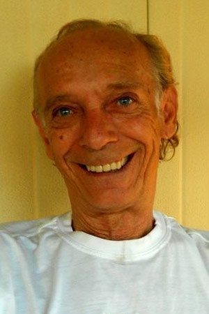 Roberto Dell'Acqua as (uncredited) in Last Flight To Hell