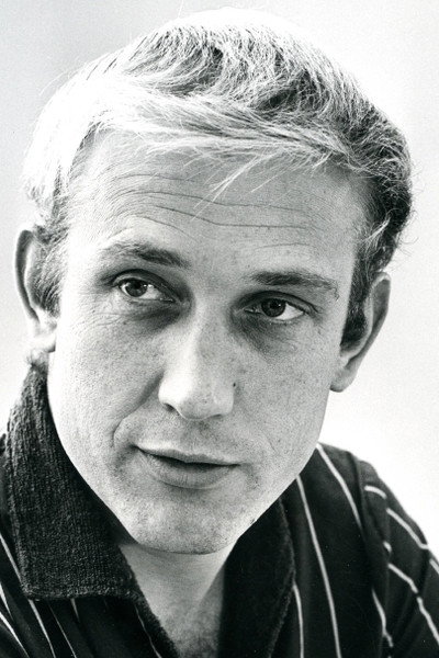 Niels Dybeck as Lawyer Roos in Korset