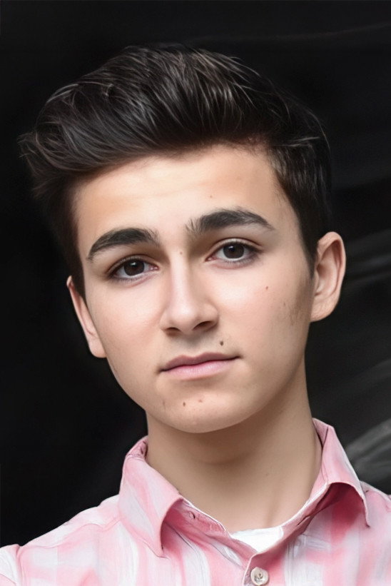Esteban Costoso as Self in Les Kids United fêtent Noël
