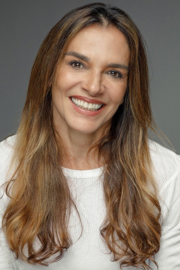 Mara Carvalho as Mãe in The Silent Dog