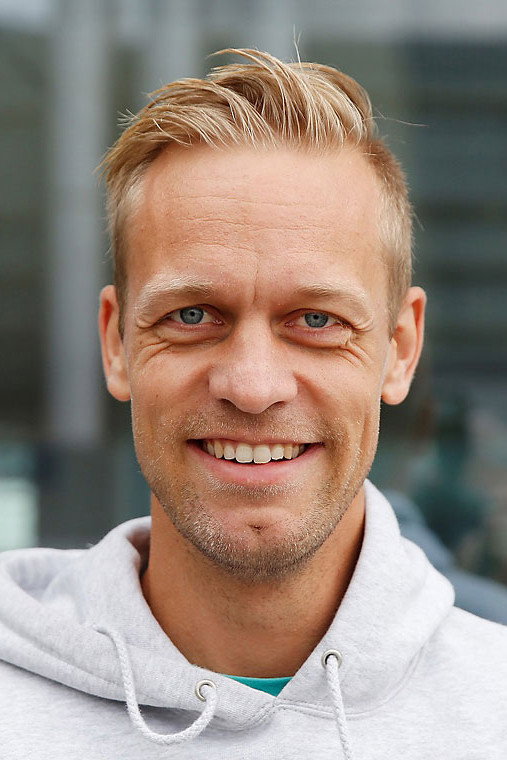 Mads Hansen as Host in Ikke lov å le på hytta