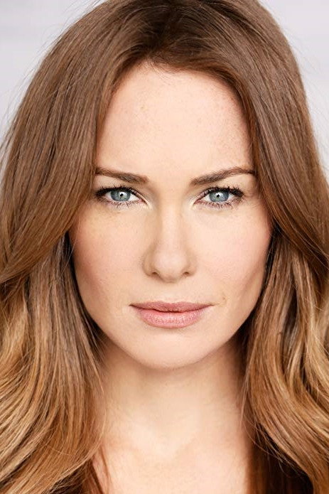 Kelly Frye as Viv in Hypnotic