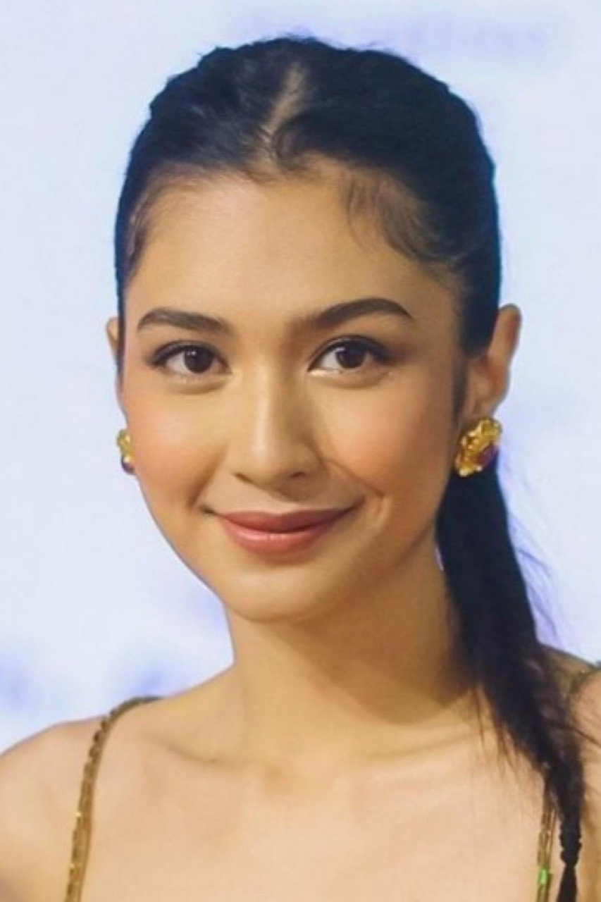 Mikha Tambayong as Aira in Mama Mama Milenial