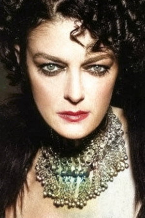Selda Özer as Dilara Hamzaoğlu in Asmalı Konak