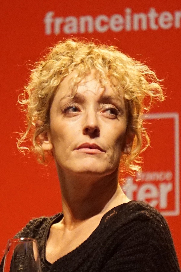 Juliette Arnaud as Elsa, maman de Gaël et Luna in Drôle de famille !