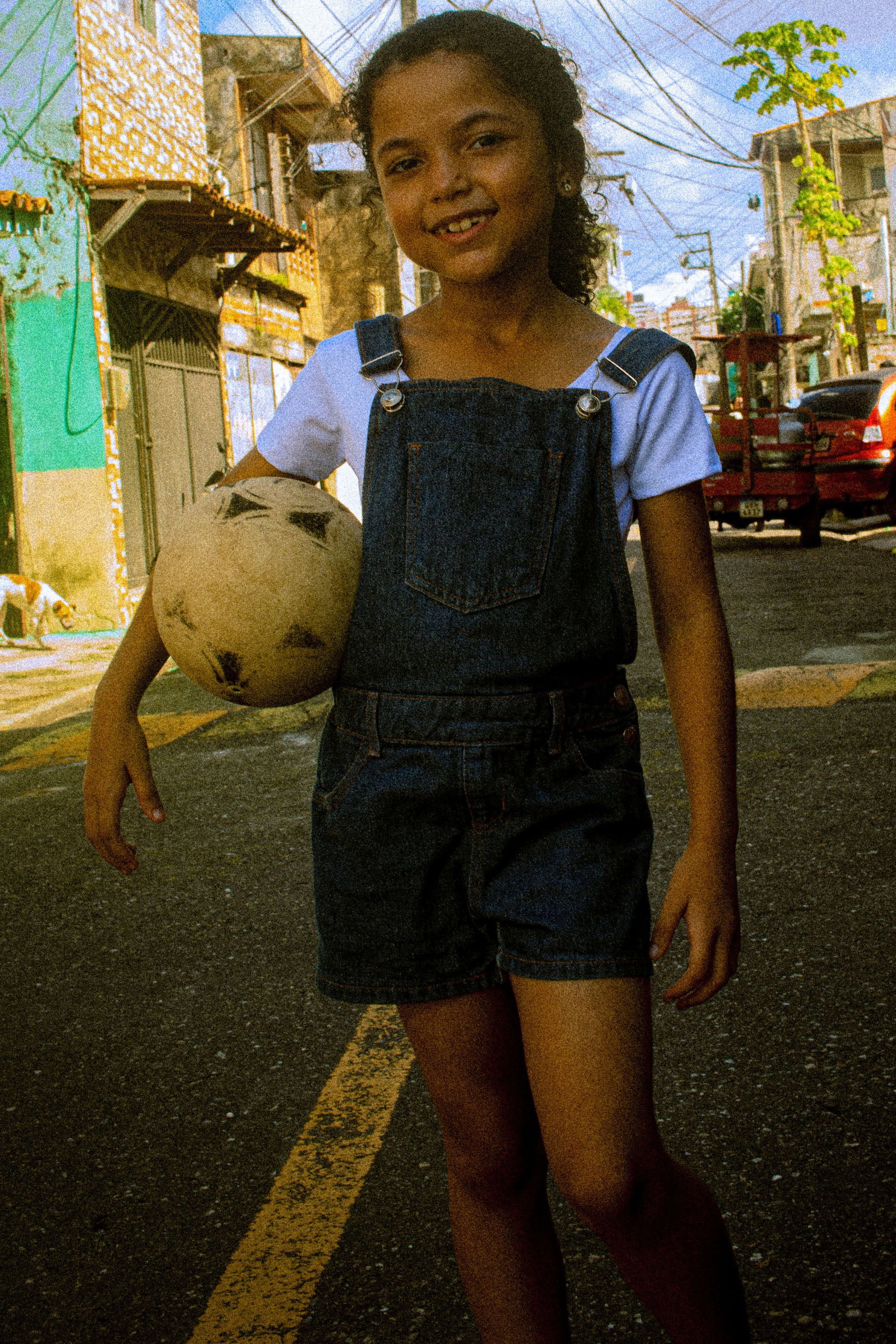 Cailany Carvalló as Maria Jovem in Sorry For Not Saying I Love You
