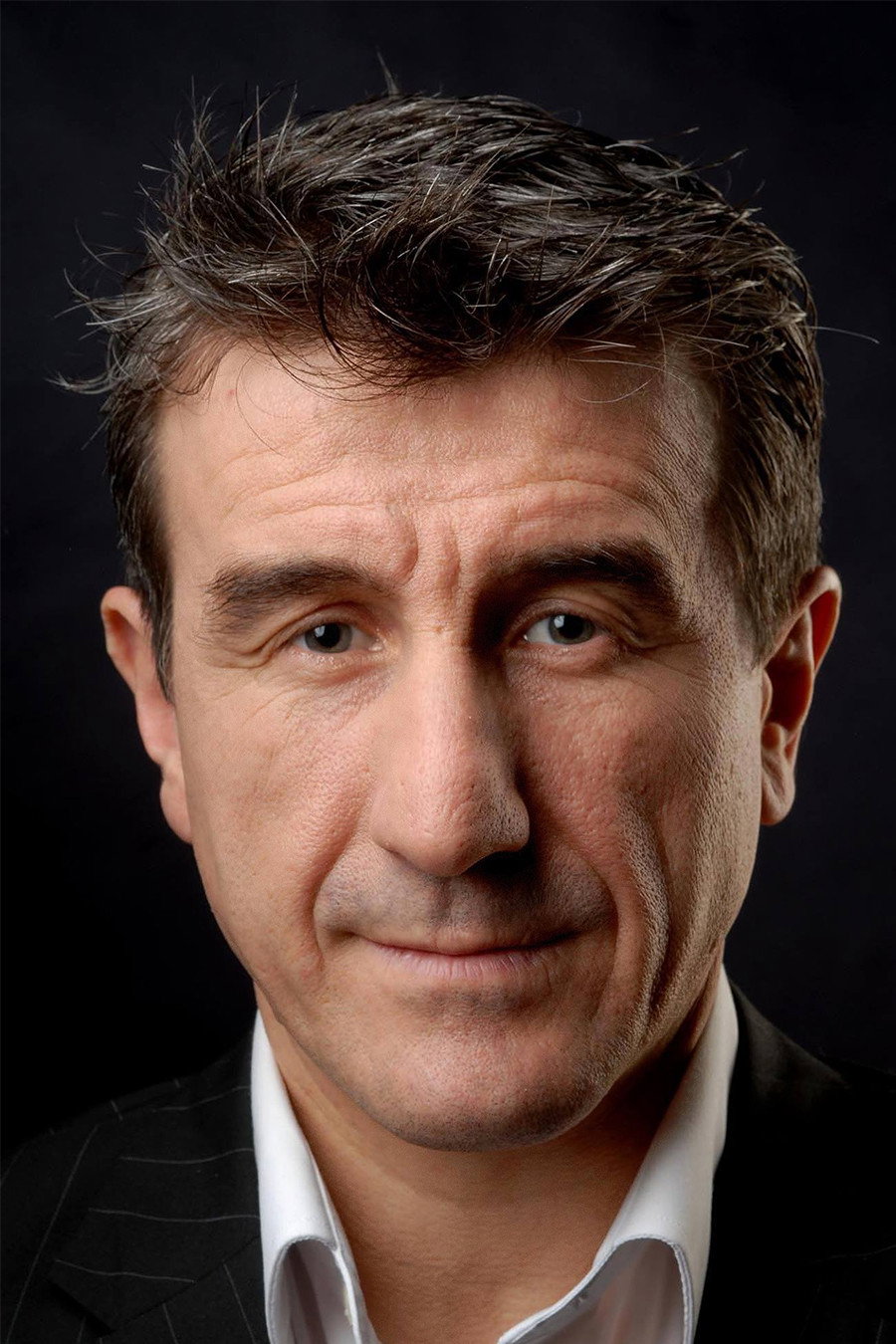 Gabo Correa as Gerardo in Casados con Hijos