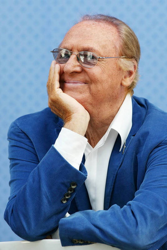 Renzo Arbore as Self in L'ultimo gattopardo - Ritratto di Goffredo Lombardo