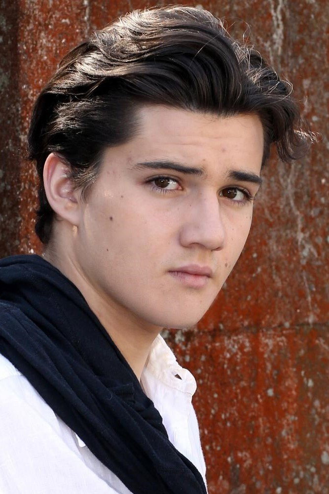 Thibault Le Guellec as Yannis in Nicostratos the Pelican