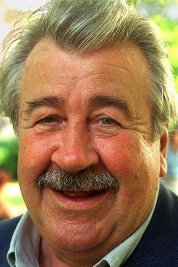 Willy Harlander as Stachus Ebert, Wirt in Sachrang