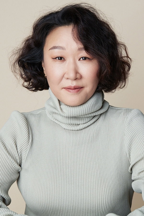백현주 as Mrs. Choi in The Law Cafe