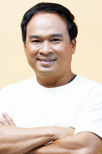 Thongchai Prasongsanti as Director in On a cold night, the starlight is still warm