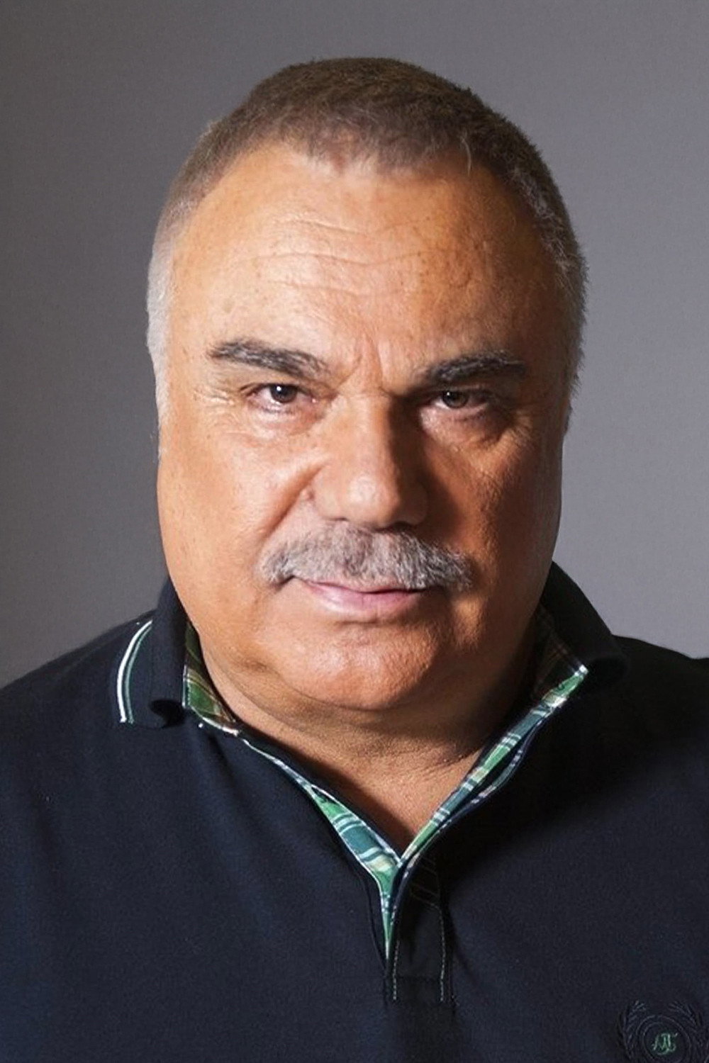 Halil Ergün as Ali Rıza Tekin in Falling Leaves